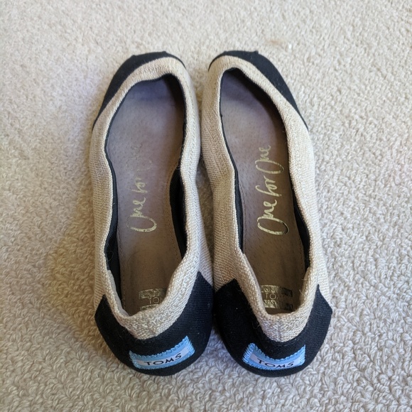 Tom's  Black and Tan Flats - 6.5 - Picture 4 of 4